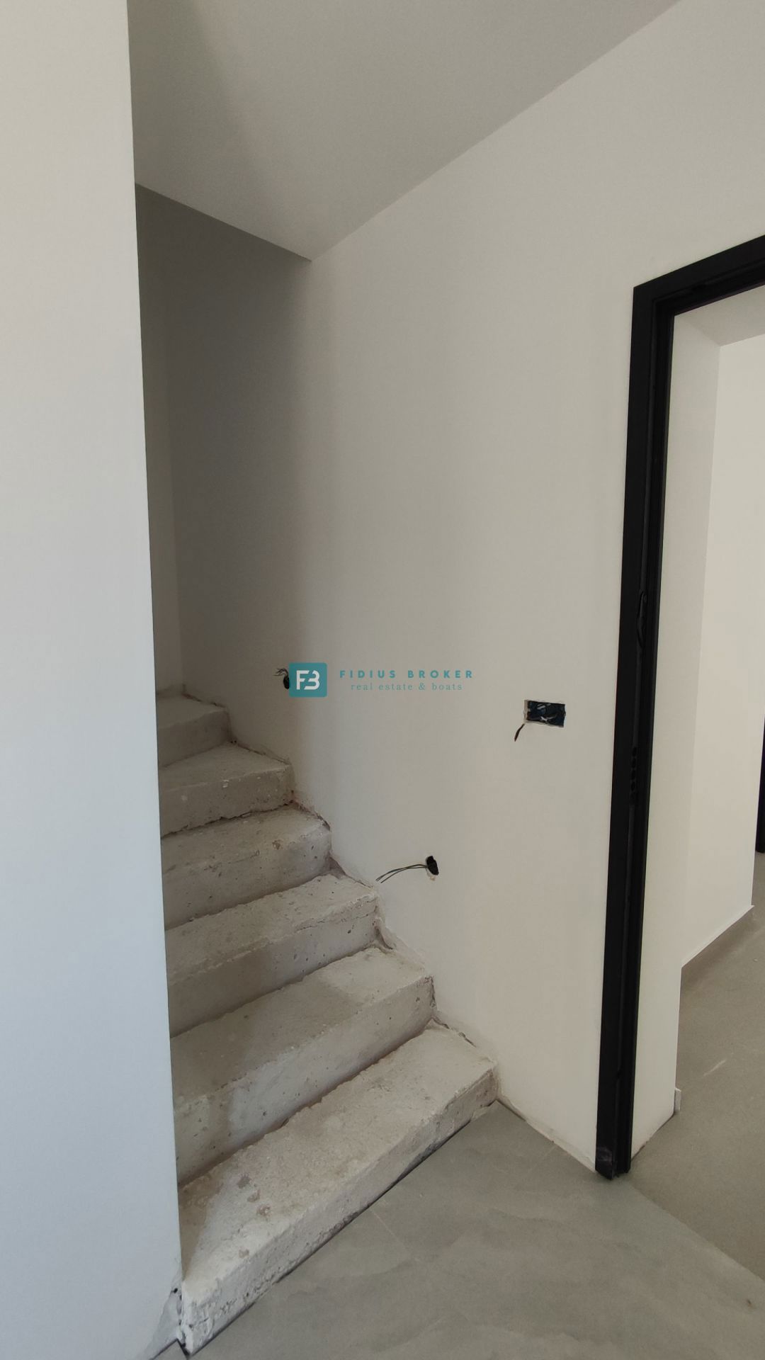 VODICE, novogradnja, dvonadstropno stanovanje, vrt 40 m2, S4