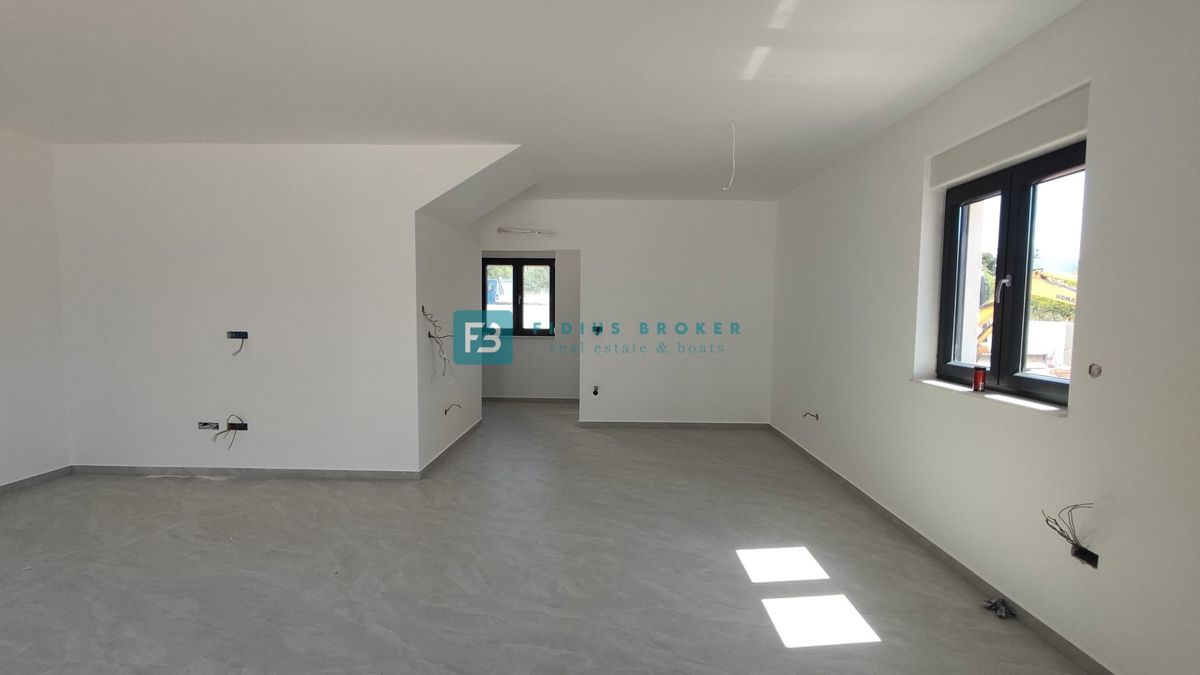 VODICE, novogradnja, dvonadstropno stanovanje, vrt 40 m2, S4