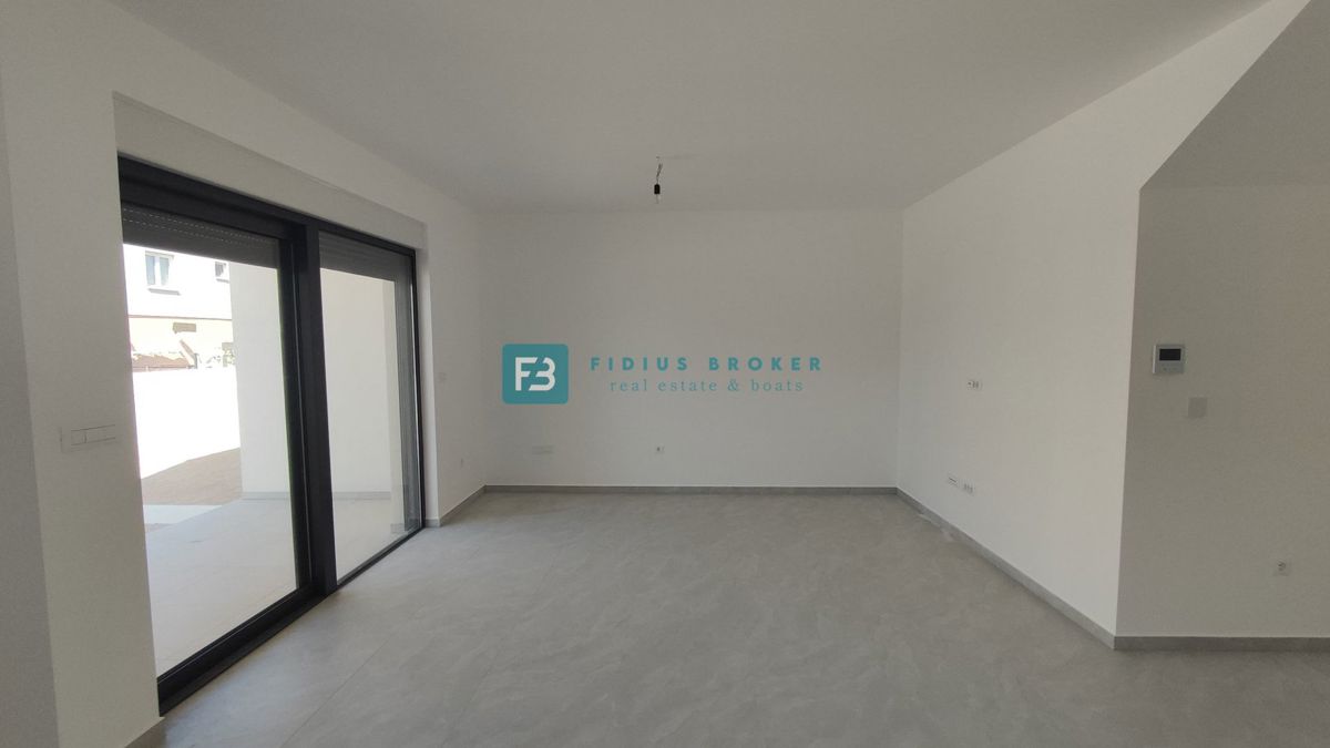 VODICE, novogradnja, dvonadstropno stanovanje, vrt 40 m2, S4