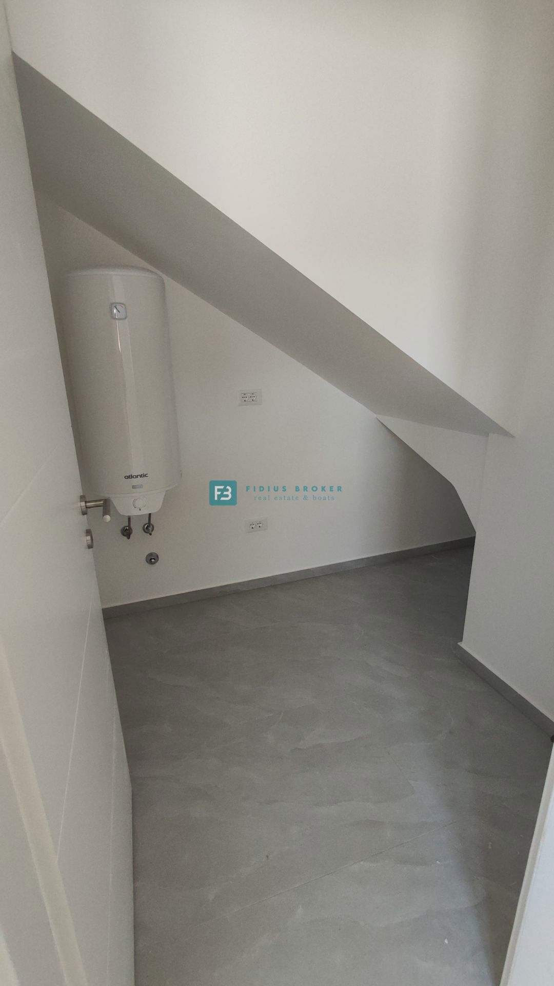 VODICE, novogradnja, dvonadstropno stanovanje, vrt 40 m2, S4