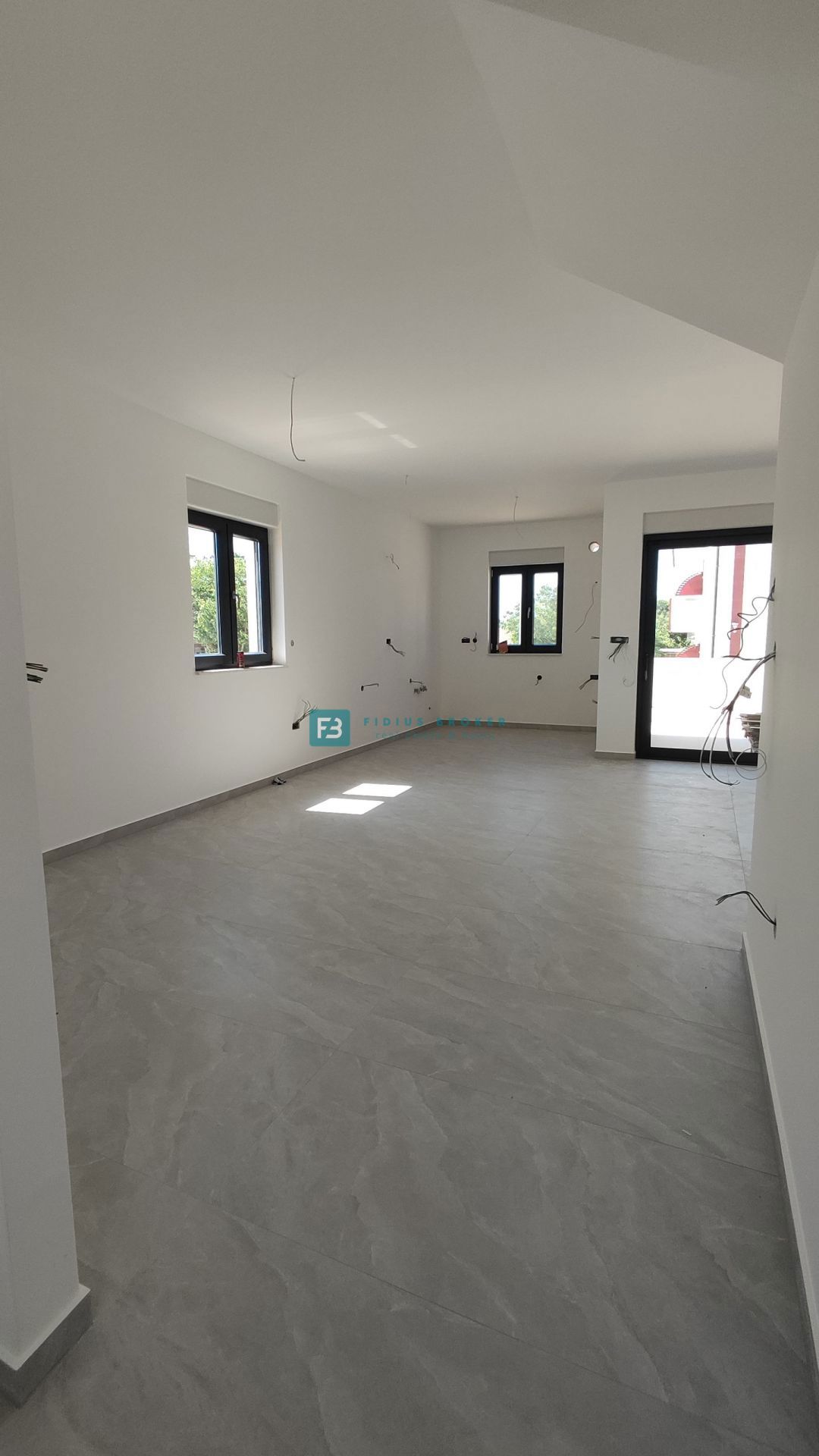 VODICE, novogradnja, dvonadstropno stanovanje, vrt 40 m2, S4