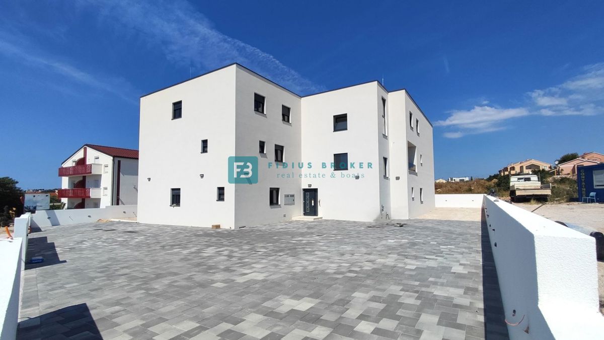 VODICE, novogradnja, dvonadstropno stanovanje, vrt 40 m2, S4