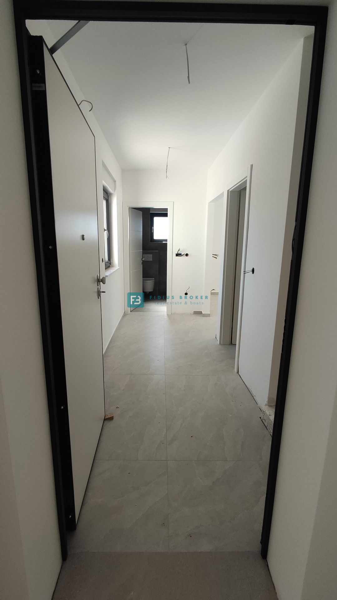 VODICE, novogradnja, dvonadstropno stanovanje, vrt 40 m2, S4