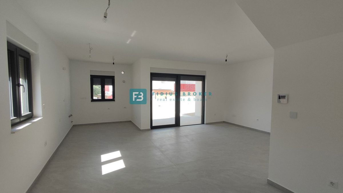 VODICE, novogradnja, dvonadstropno stanovanje, vrt 40 m2, S4