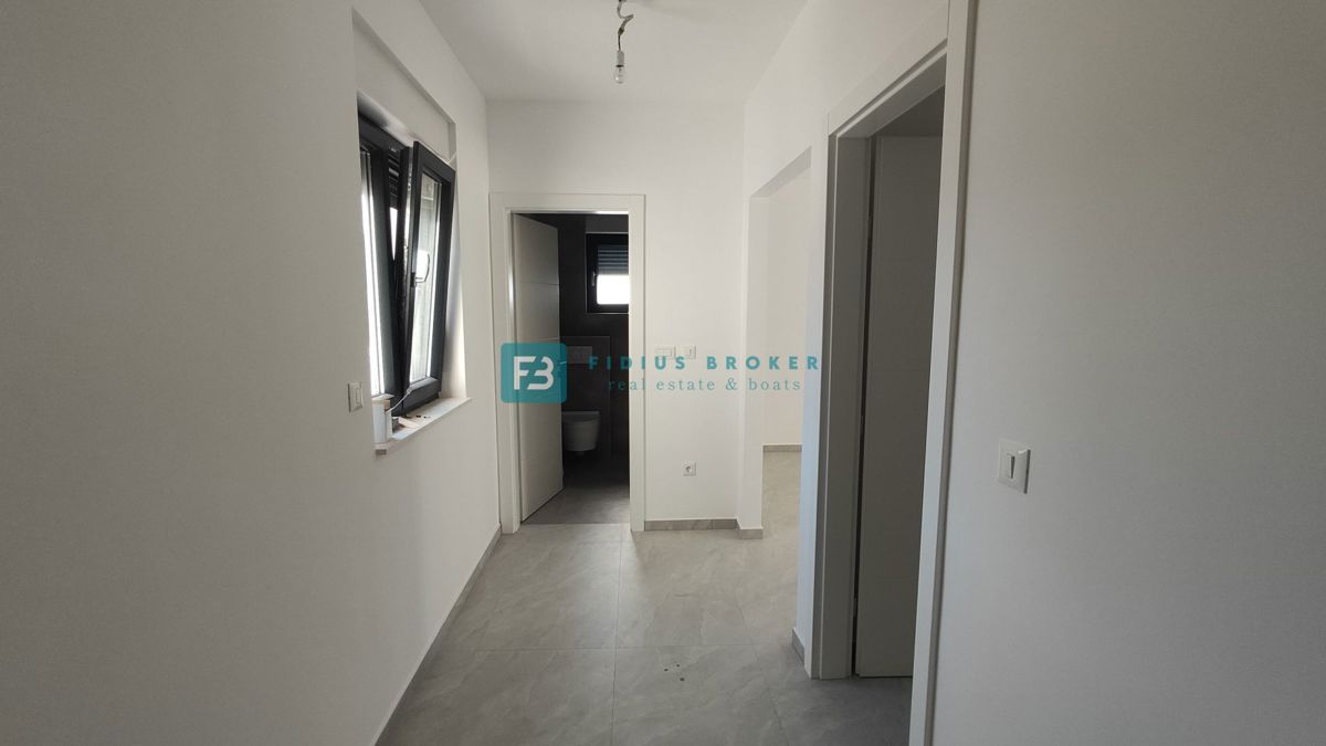 VODICE, novogradnja, dvonadstropno stanovanje, vrt 40 m2, S4