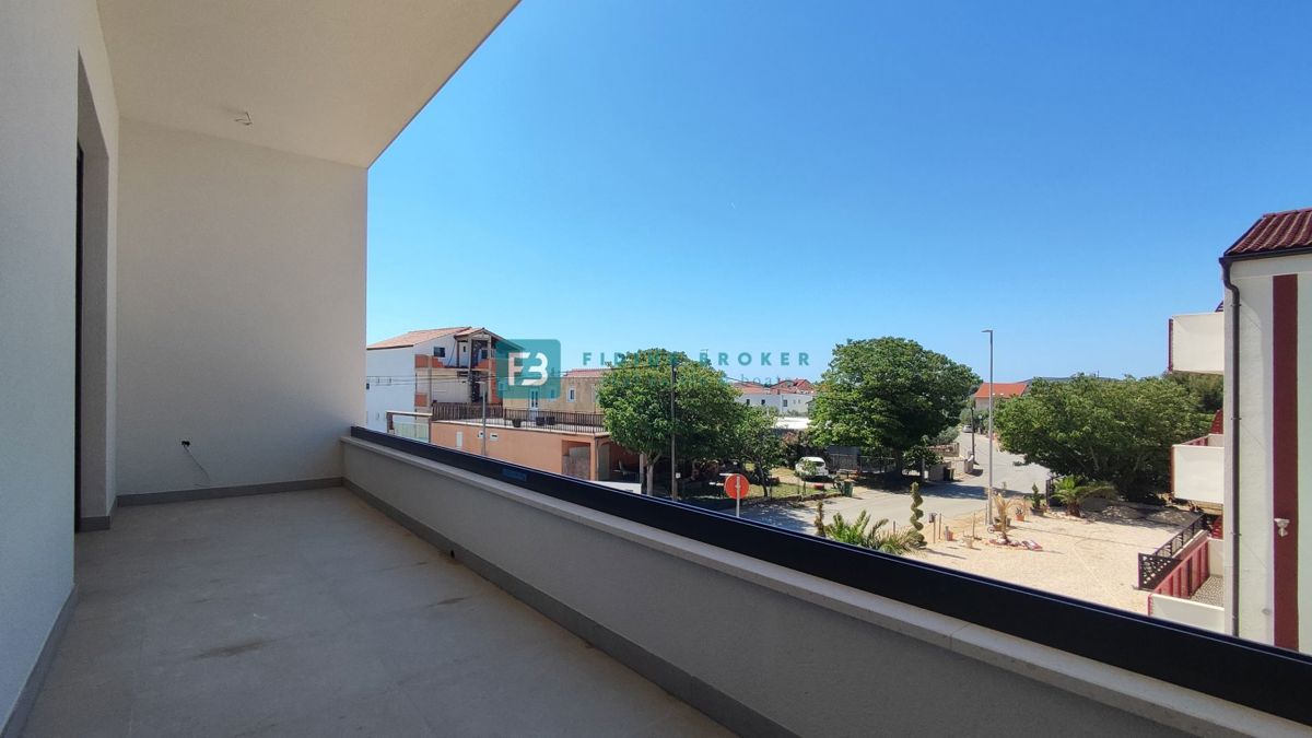 VODICE, novogradnja, dvonadstropno stanovanje, vrt 40 m2, S4
