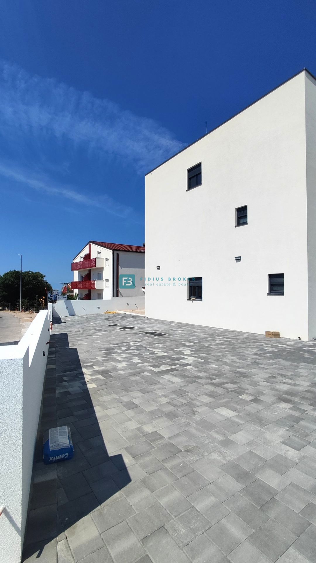 VODICE, novogradnja, dvonadstropno stanovanje, vrt 40 m2, S4