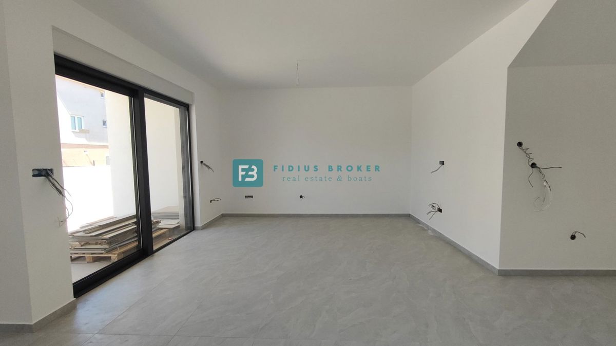 VODICE, novogradnja, dvonadstropno stanovanje, vrt 40 m2, S4
