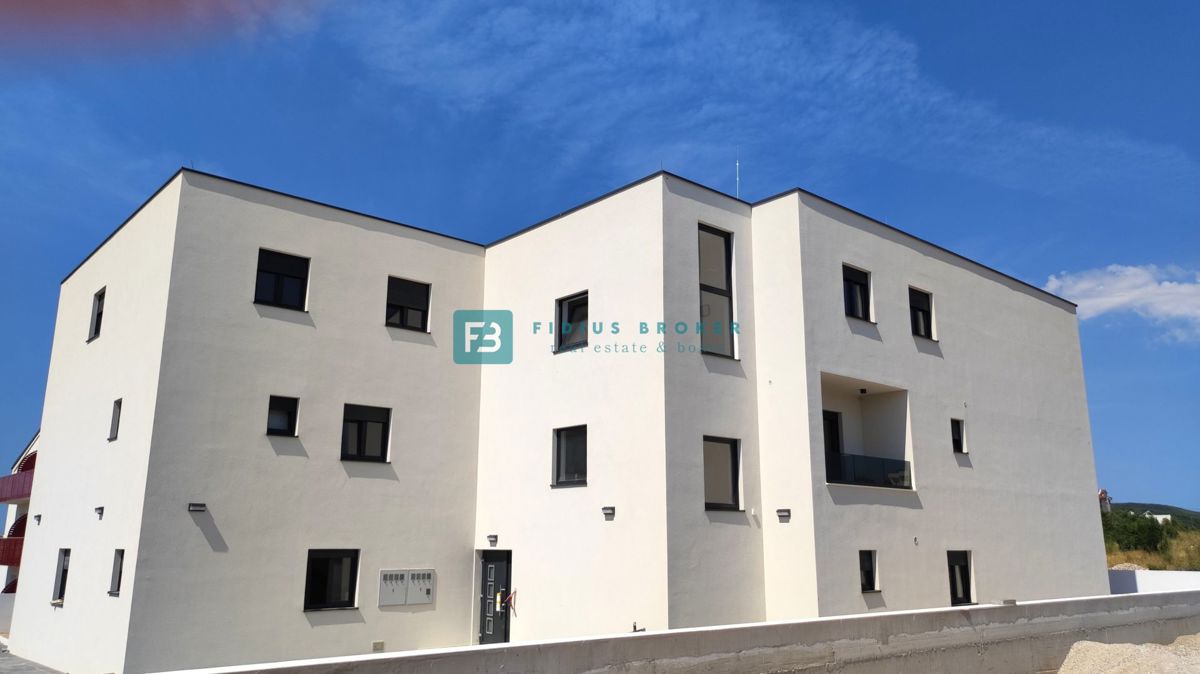 VODICE, novogradnja, dvonadstropno stanovanje, vrt 40 m2, S4