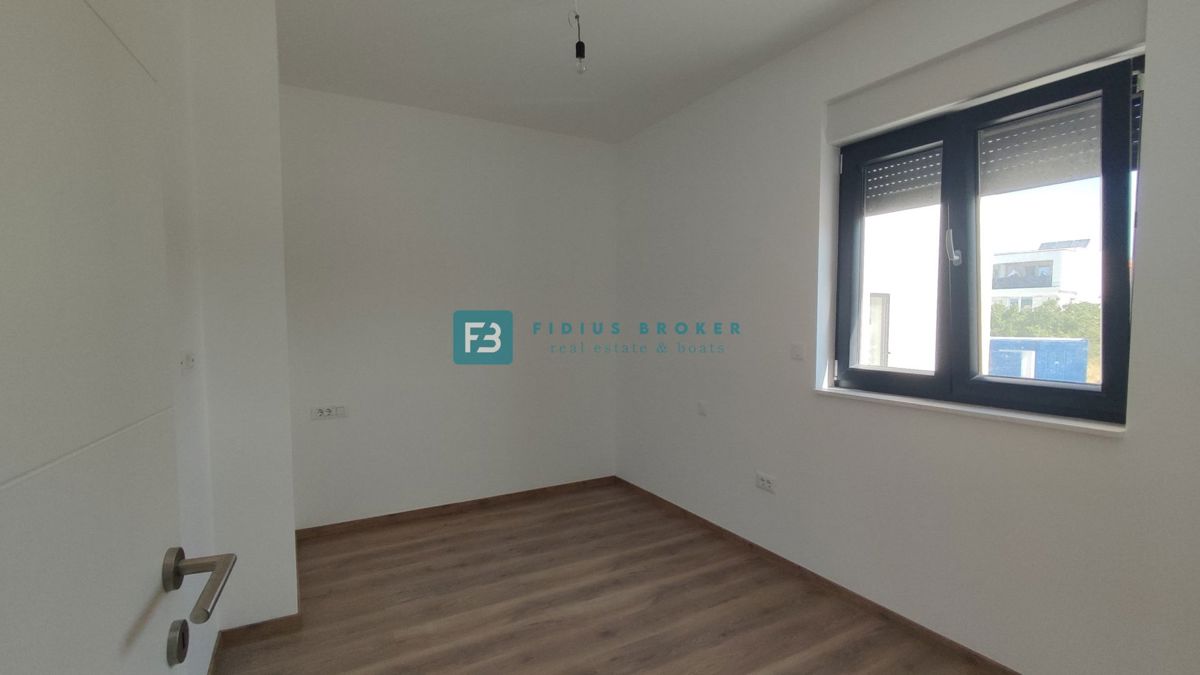 VODICE, novogradnja, dvonadstropno stanovanje, vrt 40 m2, S4