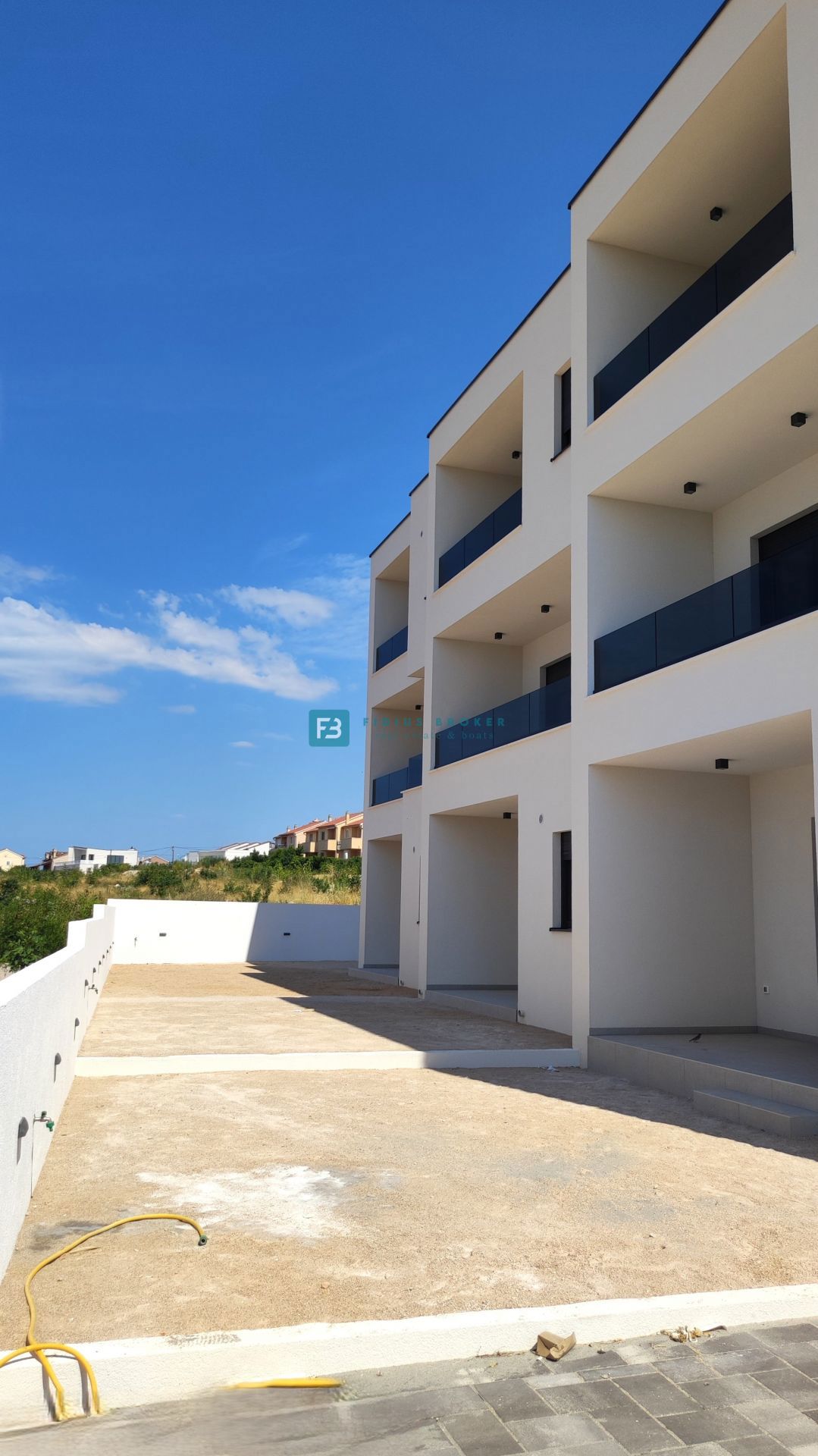 VODICE, novogradnja, dvonadstropno stanovanje, vrt 40 m2, S4