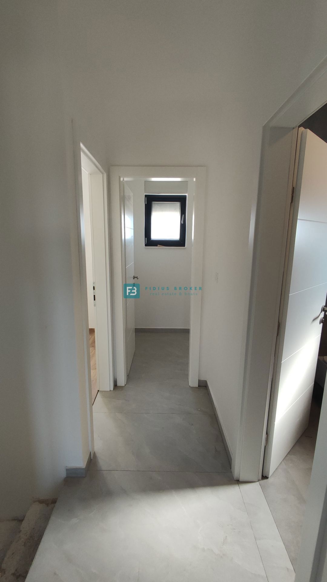 VODICE, novogradnja, dvonadstropno stanovanje, vrt 40 m2, S4