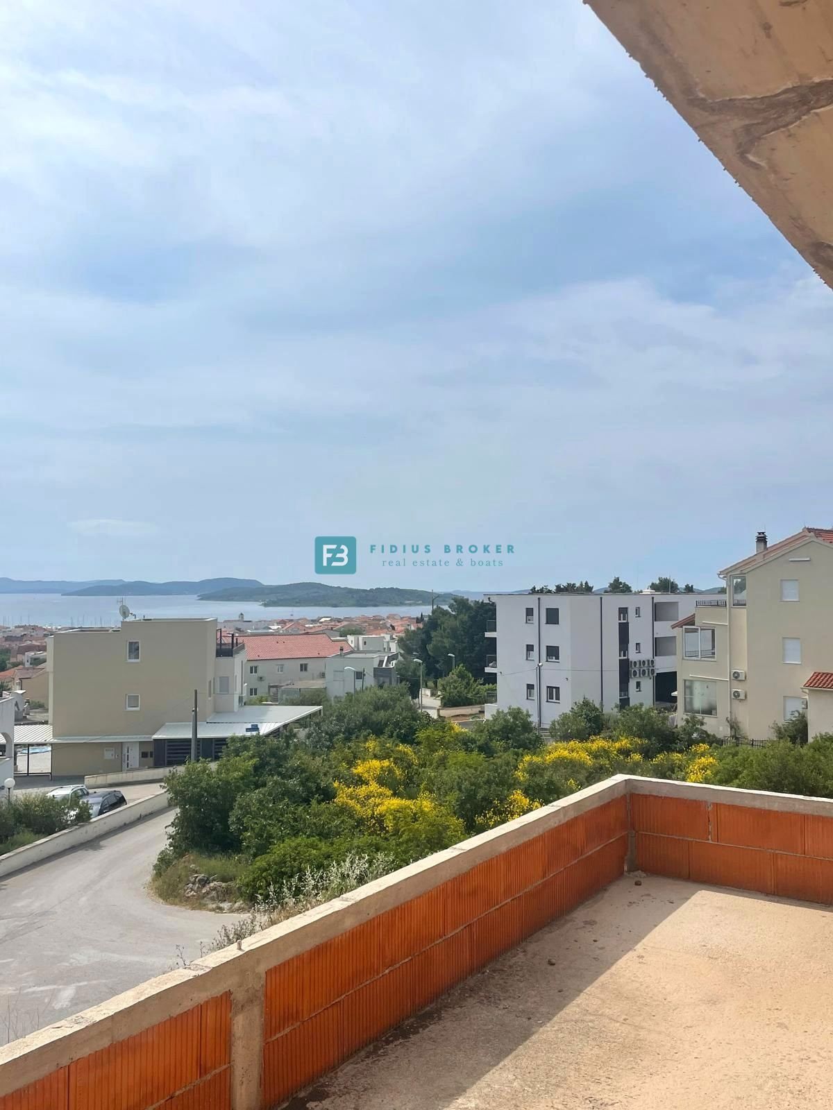 VODICE, nova luksuzna vila z bazenom, pogled na morje in mesto, garaža
