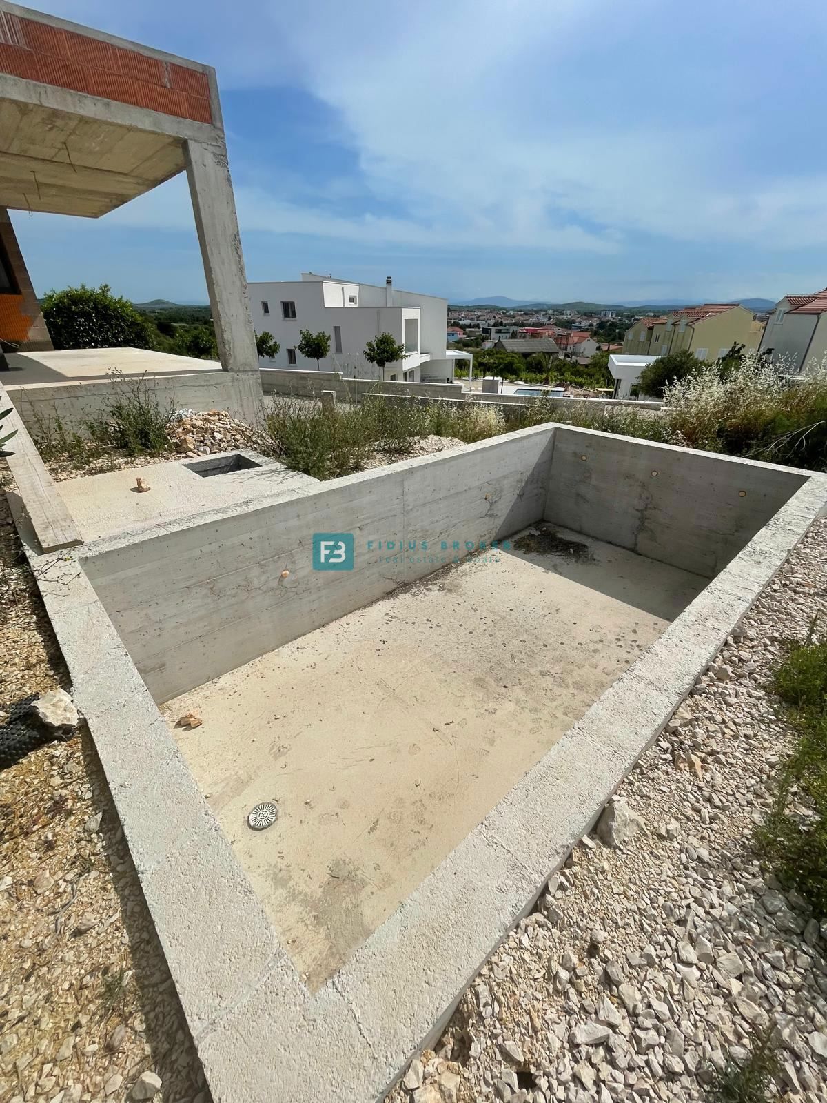 VODICE, nova luksuzna vila z bazenom, pogled na morje in mesto, garaža