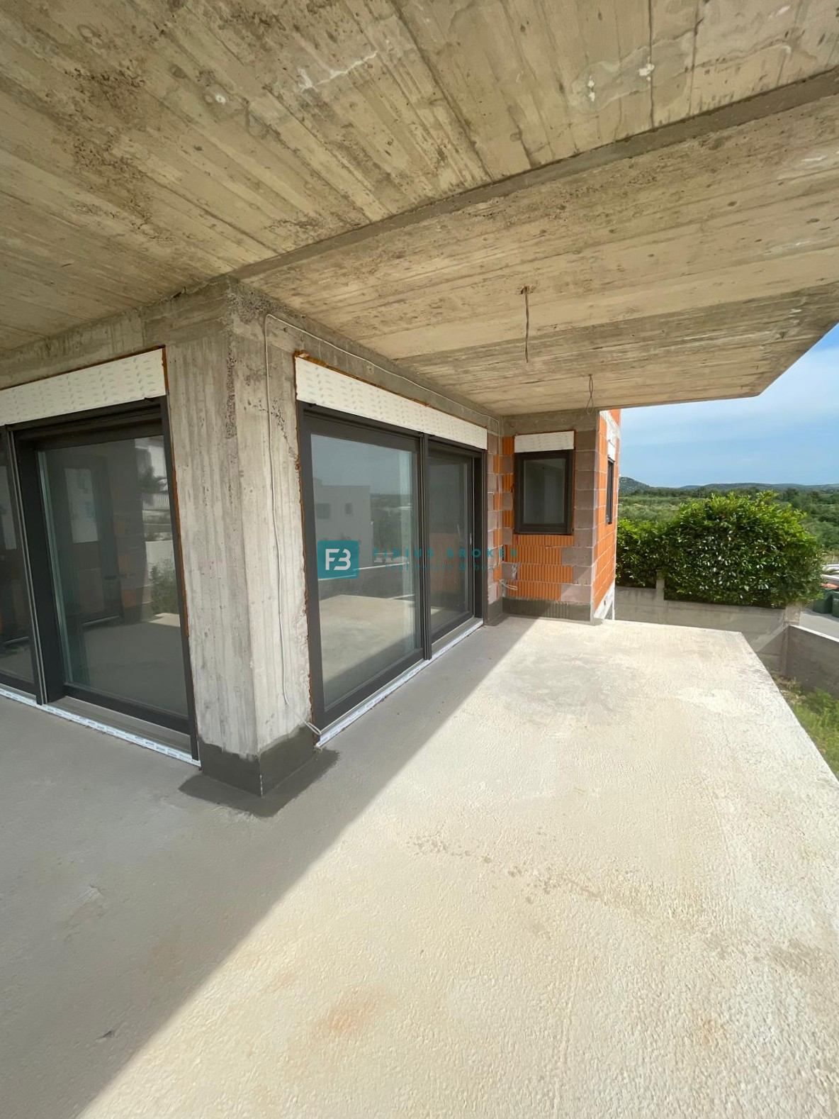 VODICE, nova luksuzna vila z bazenom, pogled na morje in mesto, garaža