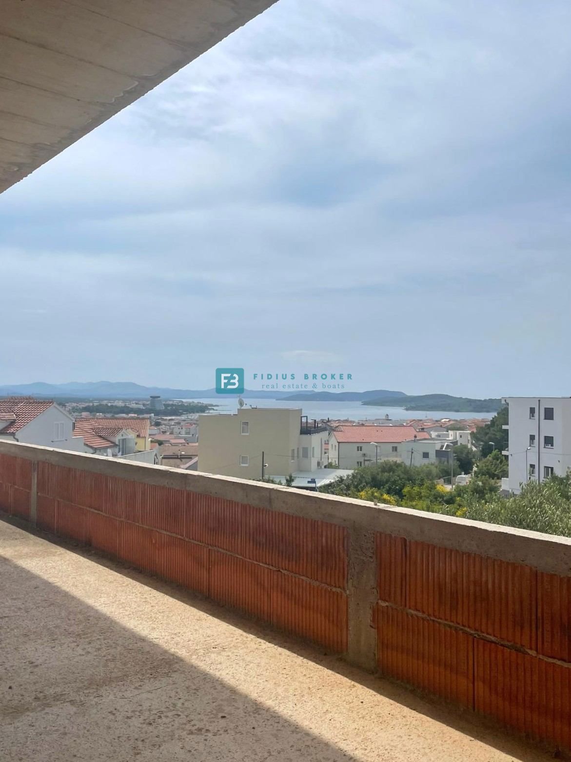 VODICE, nova luksuzna vila z bazenom, pogled na morje in mesto, garaža