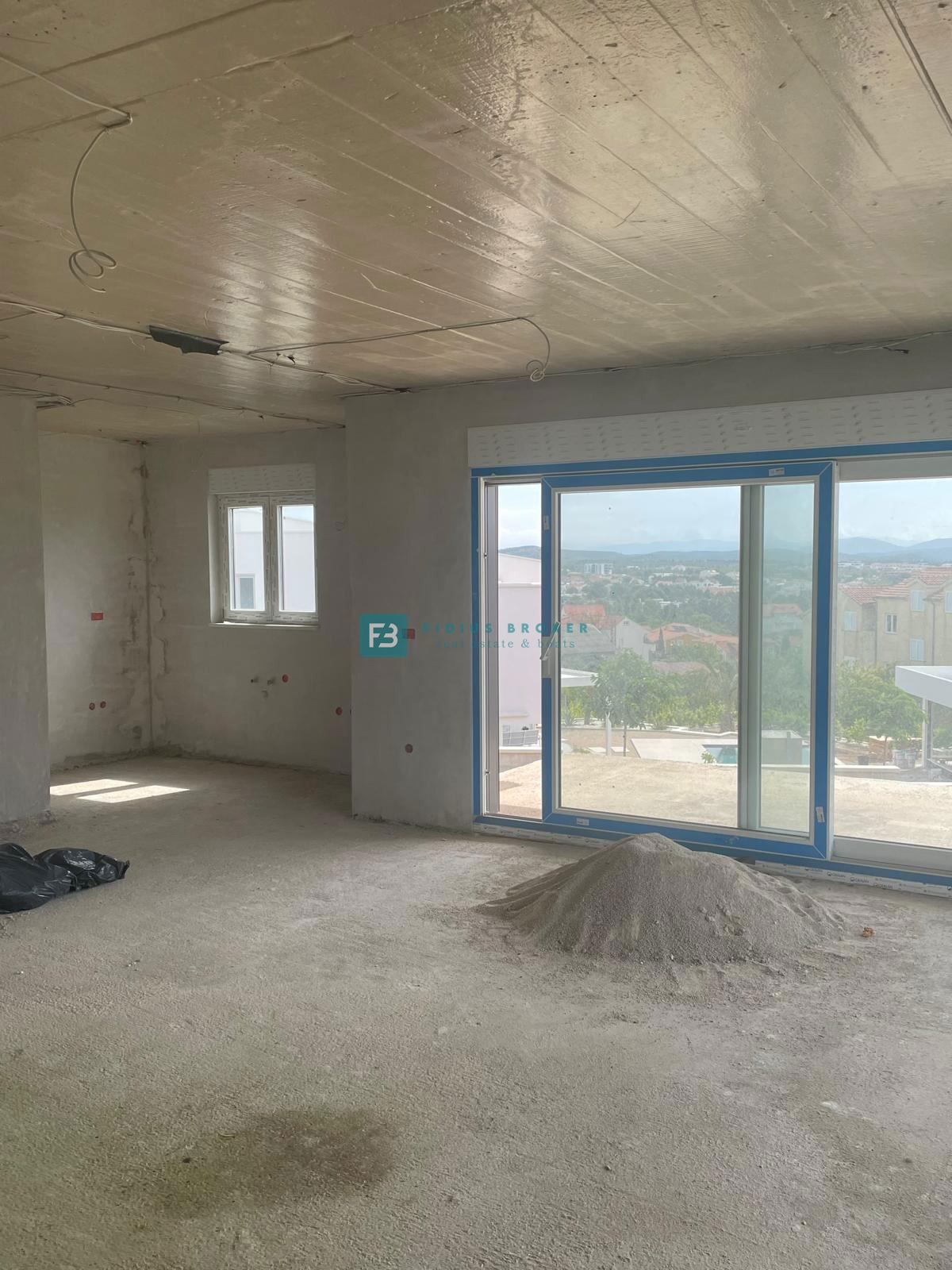 VODICE, nova luksuzna vila z bazenom, pogled na morje in mesto, garaža