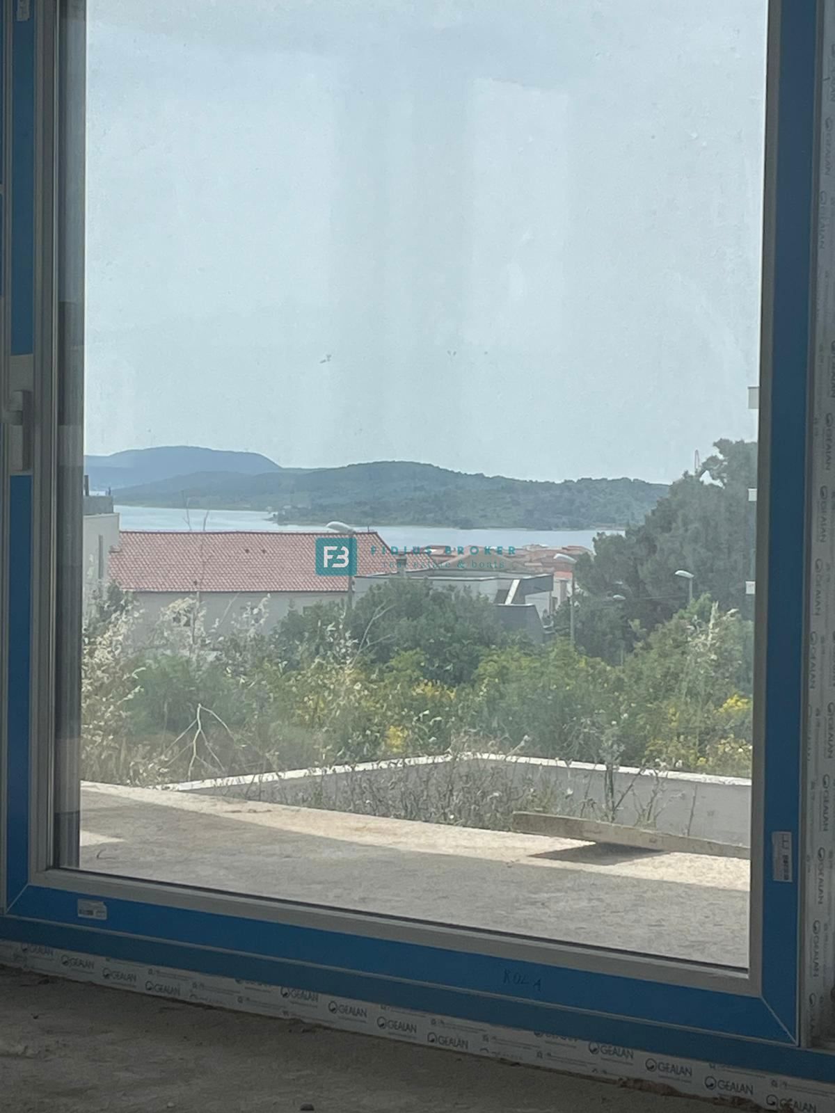 VODICE, nova luksuzna vila z bazenom, pogled na morje in mesto, garaža