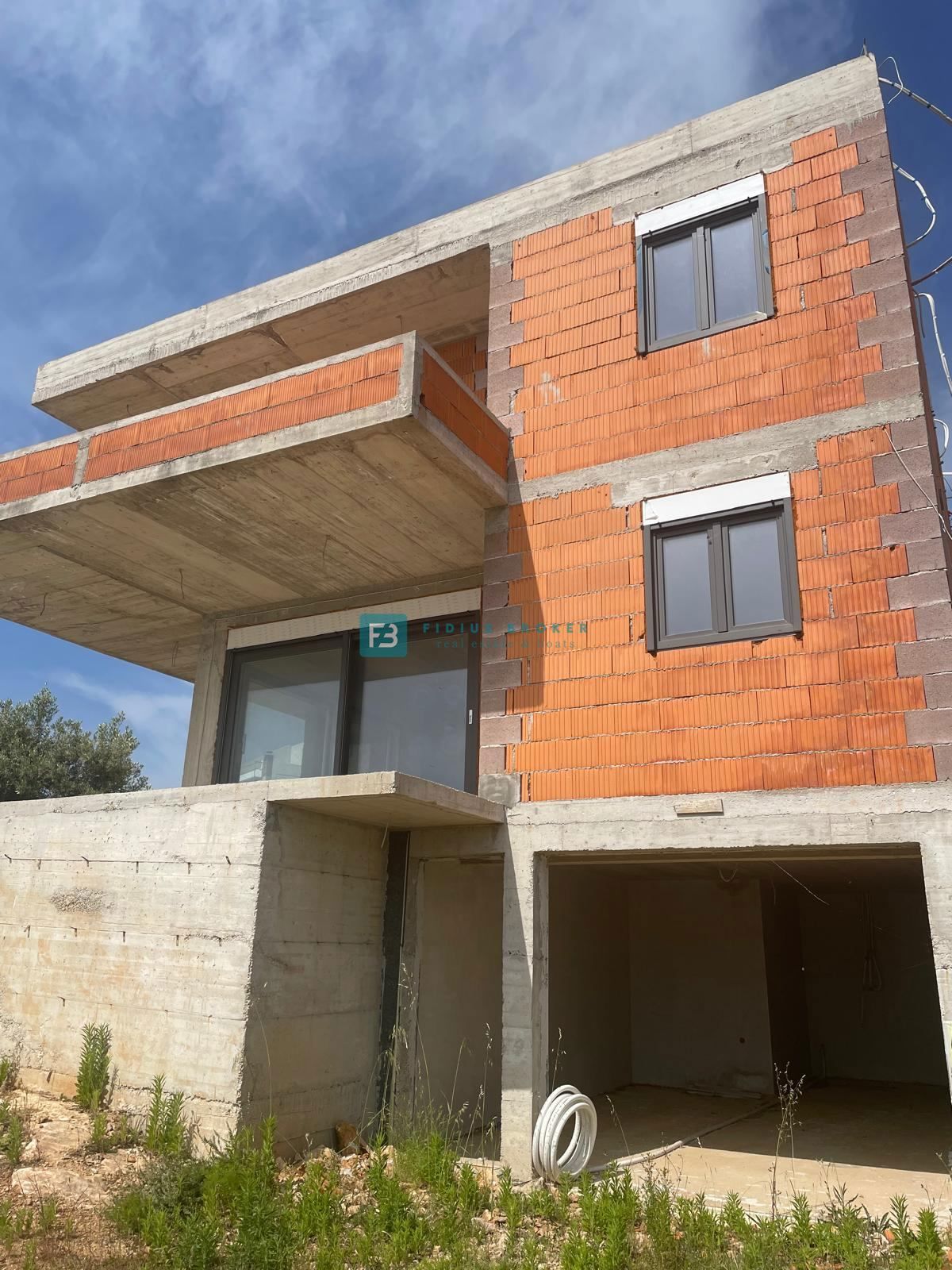 VODICE, nova luksuzna vila z bazenom, pogled na morje in mesto, garaža