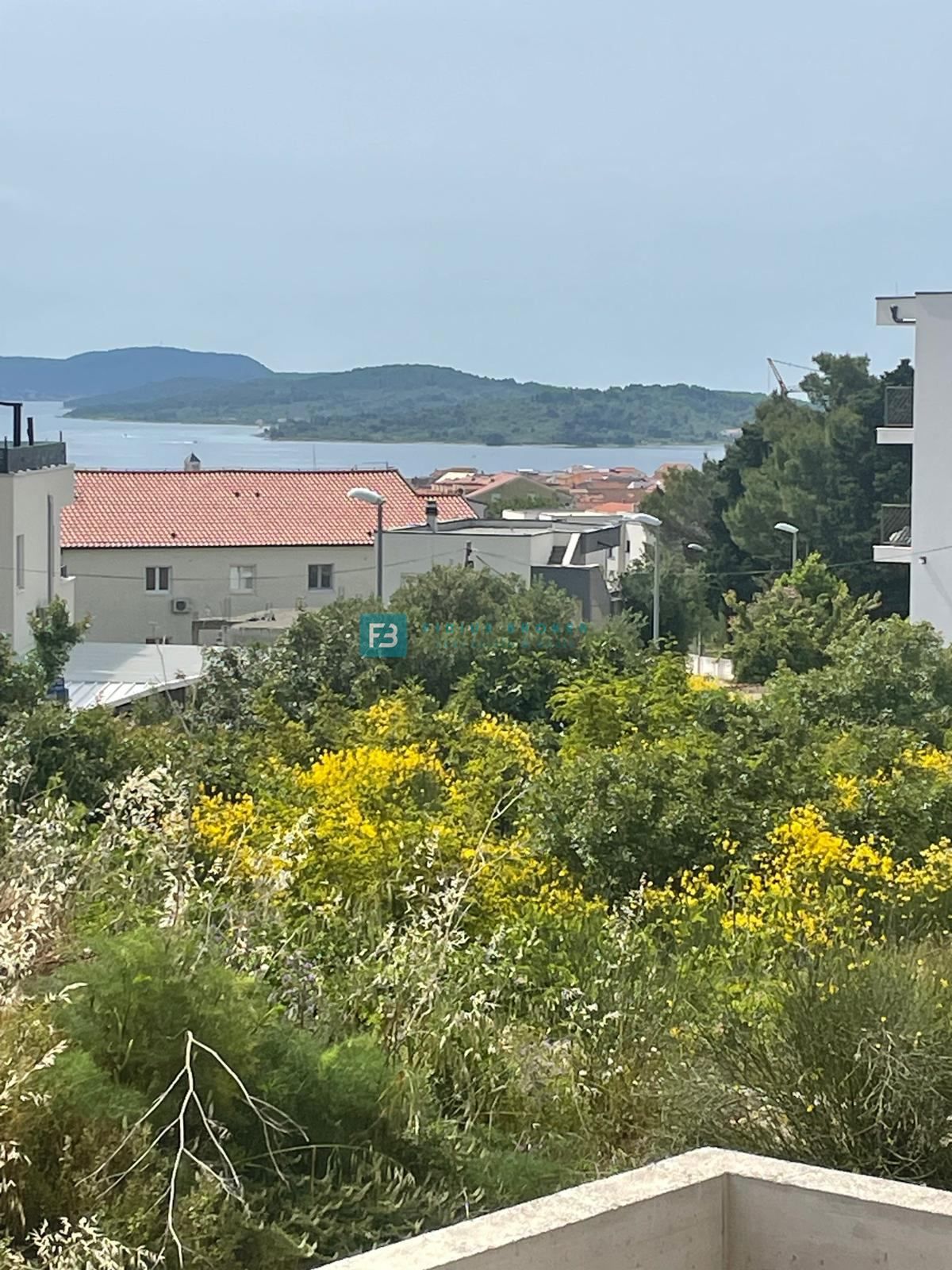 VODICE, nova luksuzna vila z bazenom, pogled na morje in mesto, garaža