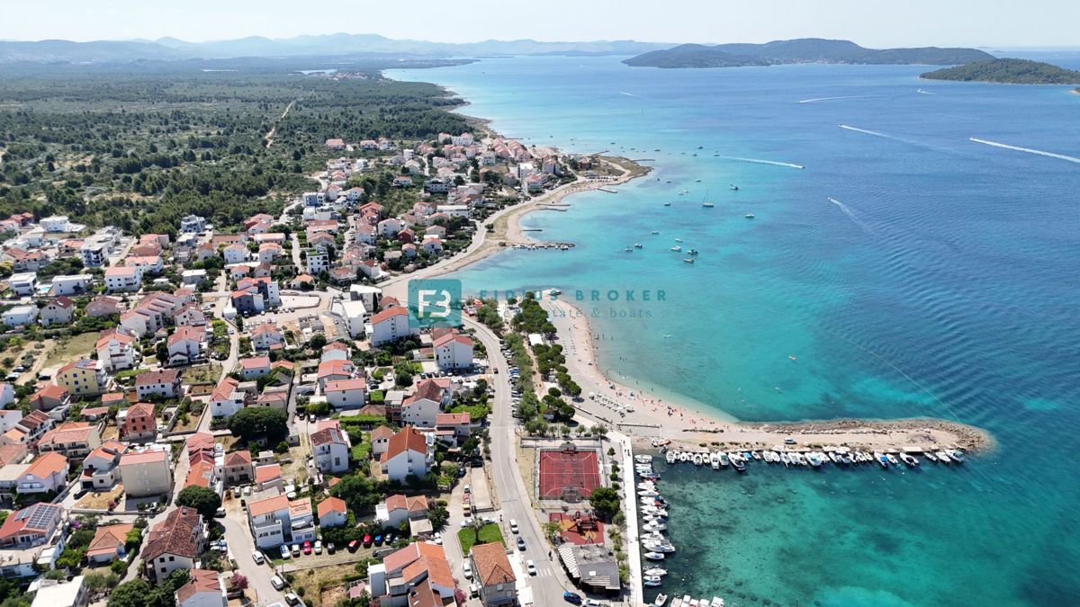 SRIMA, novogradnja, 1. nad., 270 m do plaže, terasa, garaža