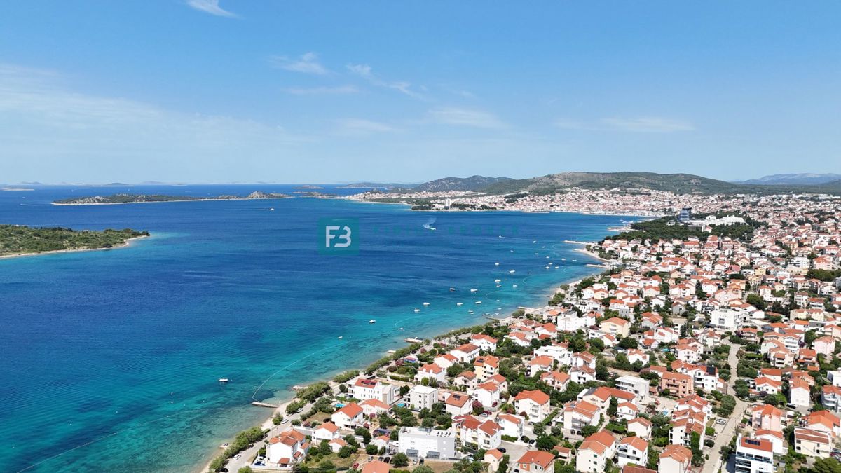 SRIMA, novogradnja, 1. nad., 270 m do plaže, terasa, garaža