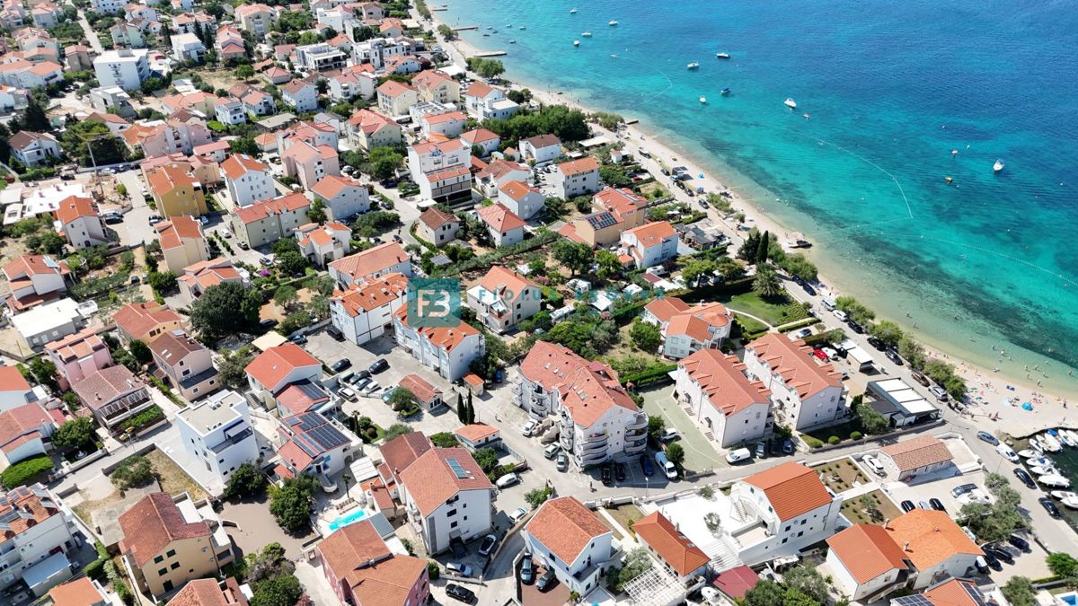 SRIMA, novogradnja, 1. nad., 270 m do plaže, terasa, garaža
