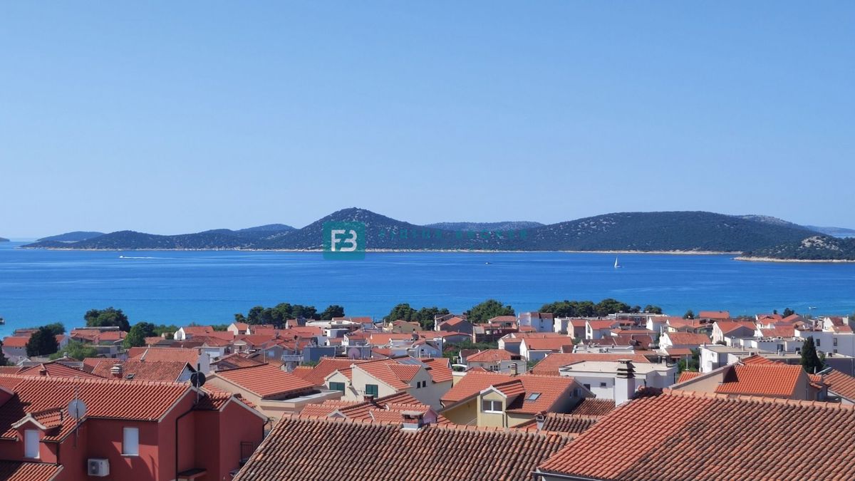 VODICE, novogradnja, 2. nadstropje, pogled na morje, dvigalo, parkirišče, shramba