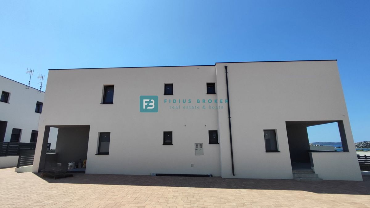 VODICE, novogradnja, dvojček, pogled na morje, bazen, vrt