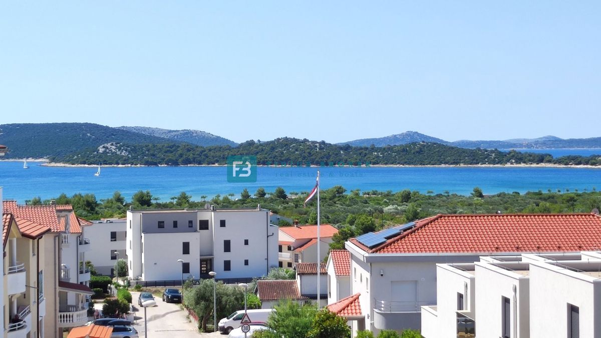 VODICE, novogradnja, dvojček, pogled na morje, bazen, vrt