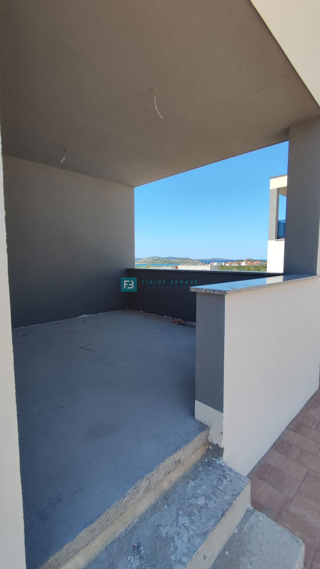 VODICE, novogradnja, dvojček, pogled na morje, bazen, vrt