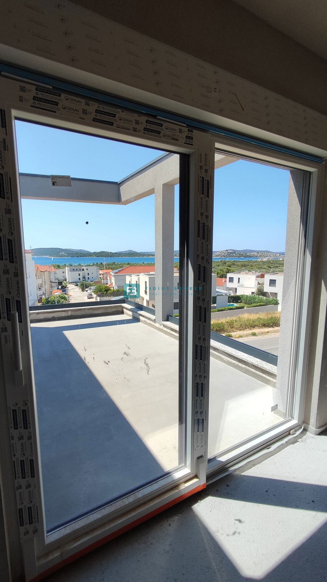 VODICE, novogradnja, dvojček, pogled na morje, bazen, vrt