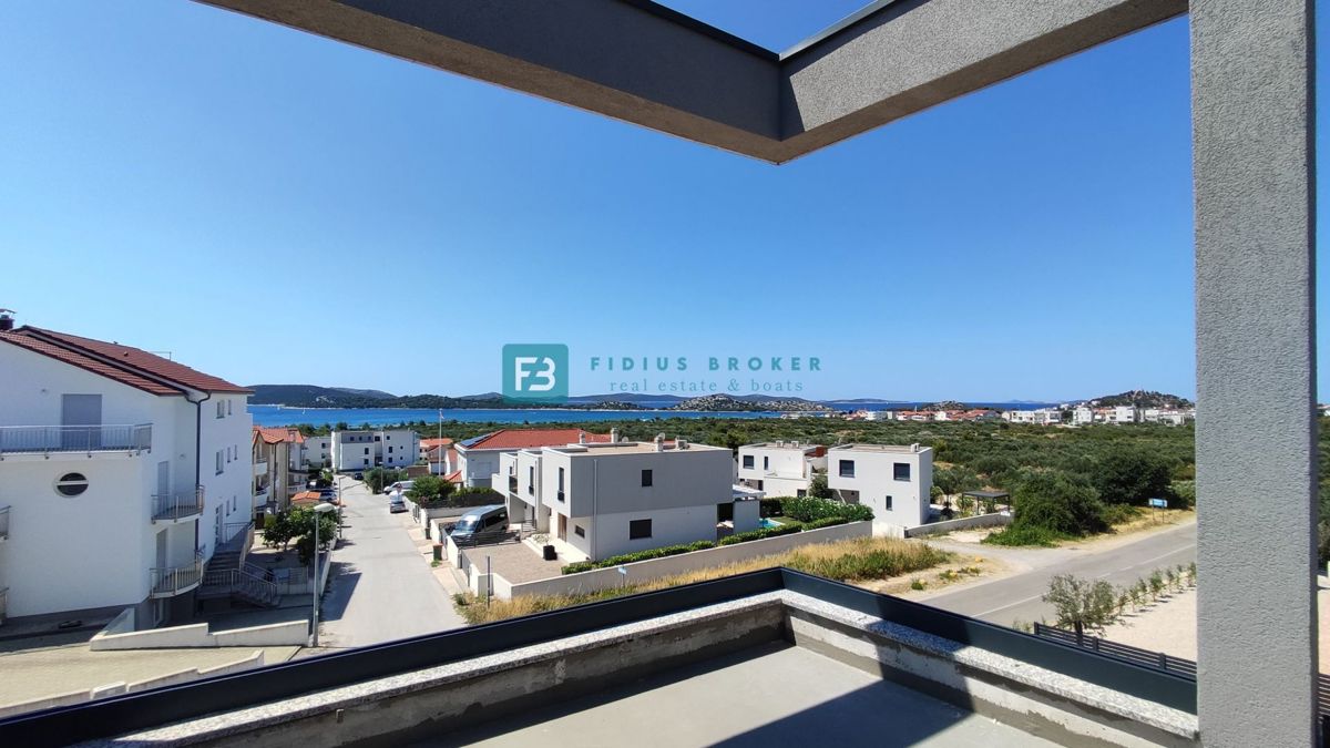 VODICE, novogradnja, dvojček, pogled na morje, bazen, vrt