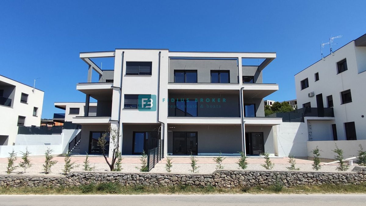 VODICE, novogradnja, dvojček, pogled na morje, bazen, vrt