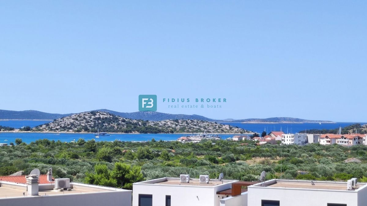 VODICE, novogradnja, dvojček, pogled na morje, bazen, vrt