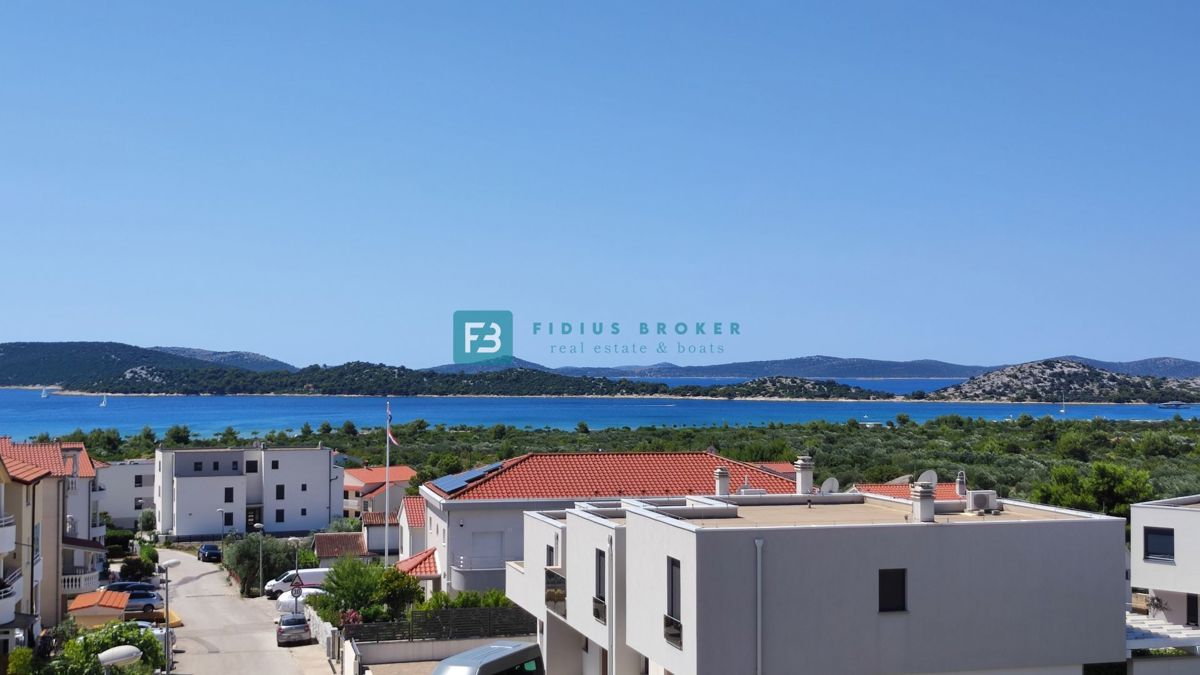 VODICE, novogradnja, dvojček, pogled na morje, bazen, vrt