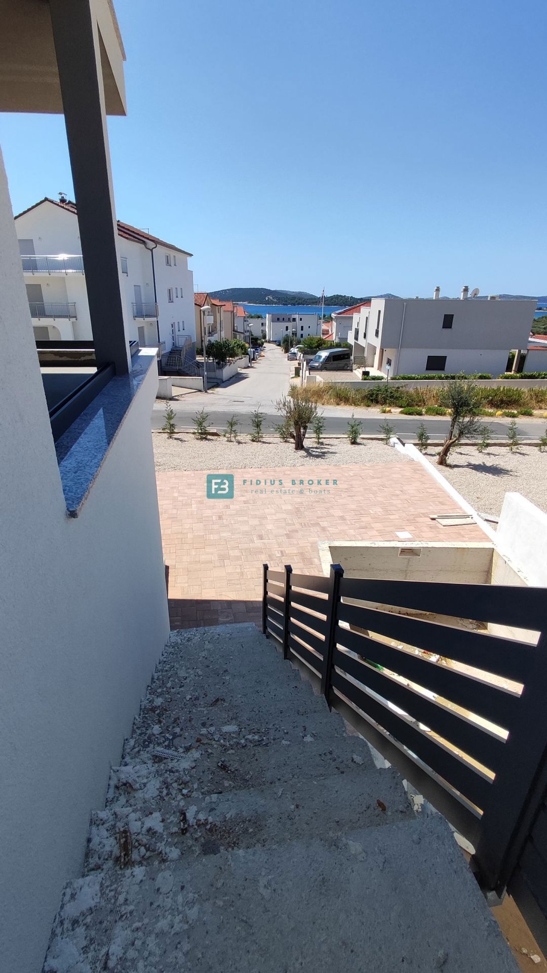 VODICE, novogradnja, dvojček, pogled na morje, bazen, vrt