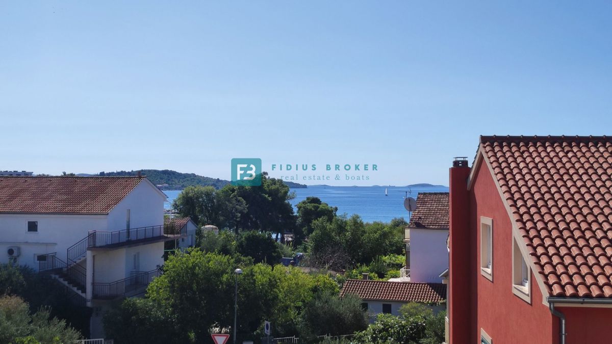 VODICE, novo, 200 m do plaže, vrstna hiša, pogled na morje, strešna terasa