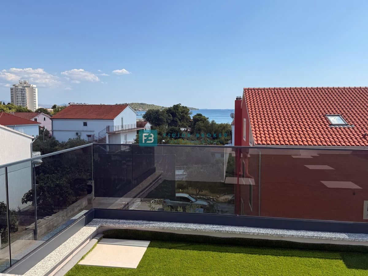 VODICE, novogradnja, 200 m do plaže, pogled na morje, strešna terasa