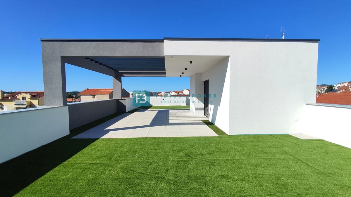 VODICE, novo, 200 m do plaže, vrstna hiša, pogled na morje, strešna terasa