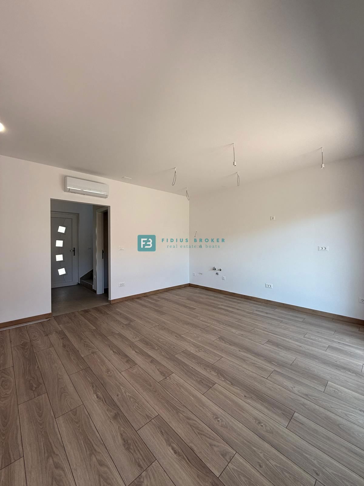 VODICE, novogradnja, 200 m do plaže, pogled na morje, strešna terasa