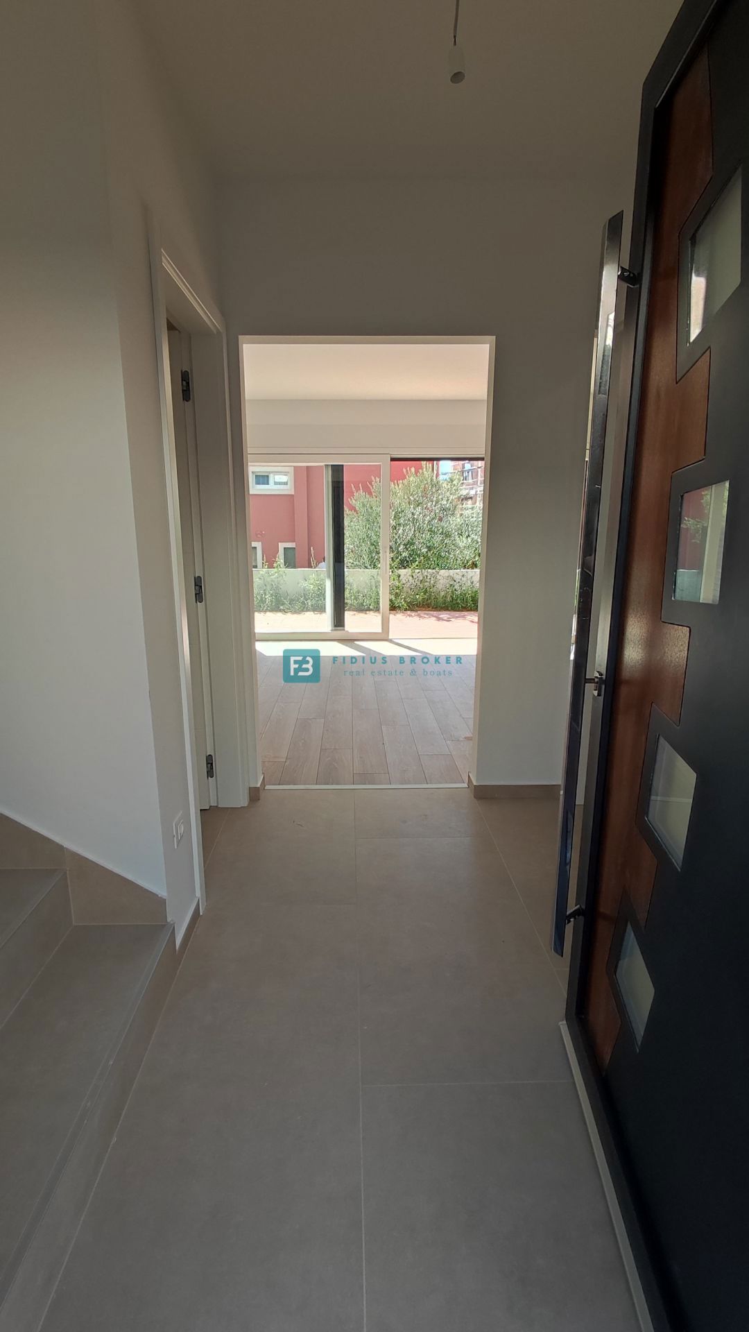 VODICE, novo, 200 m do plaže, vrstna hiša, pogled na morje, strešna terasa