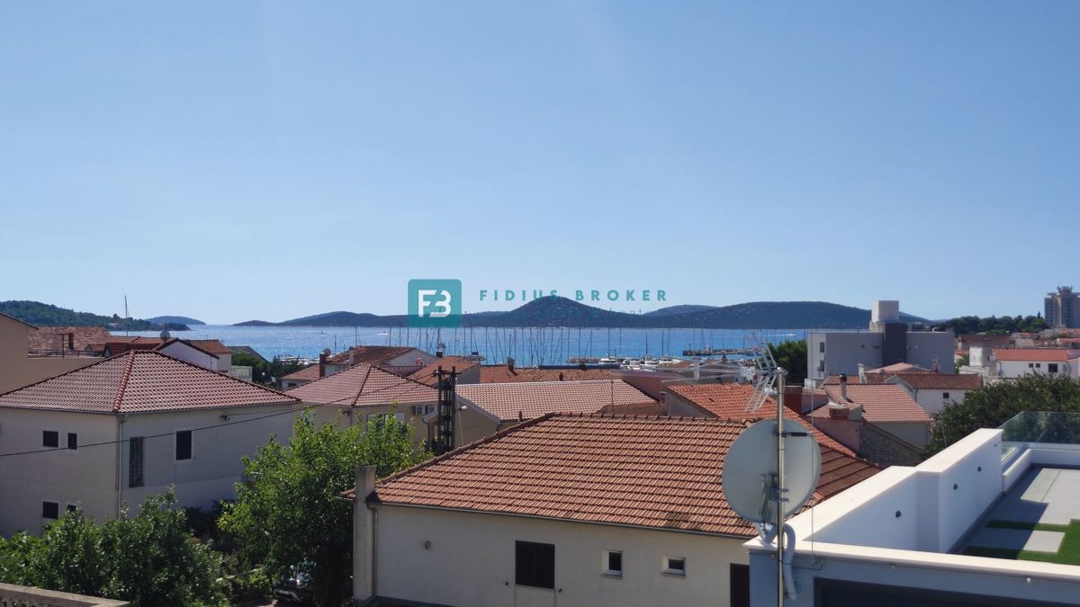 VODICE, novo, 2. nadstropje + strešna terasa, dvigalo, 250 m do obale, panoramski pogled na morje