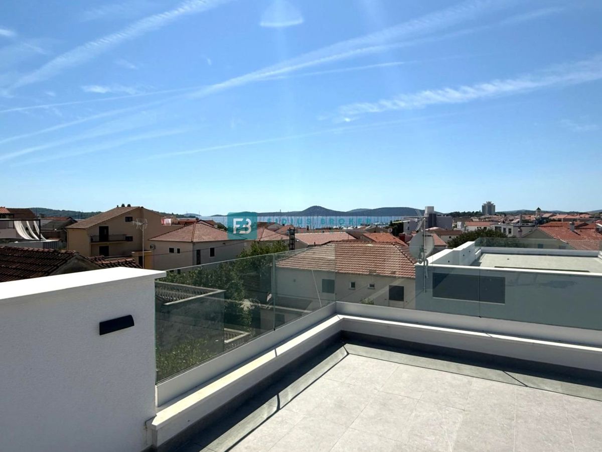 VODICE, novo, 2. nadstropje + strešna terasa, dvigalo, 250 m do obale, panoramski pogled na morje
