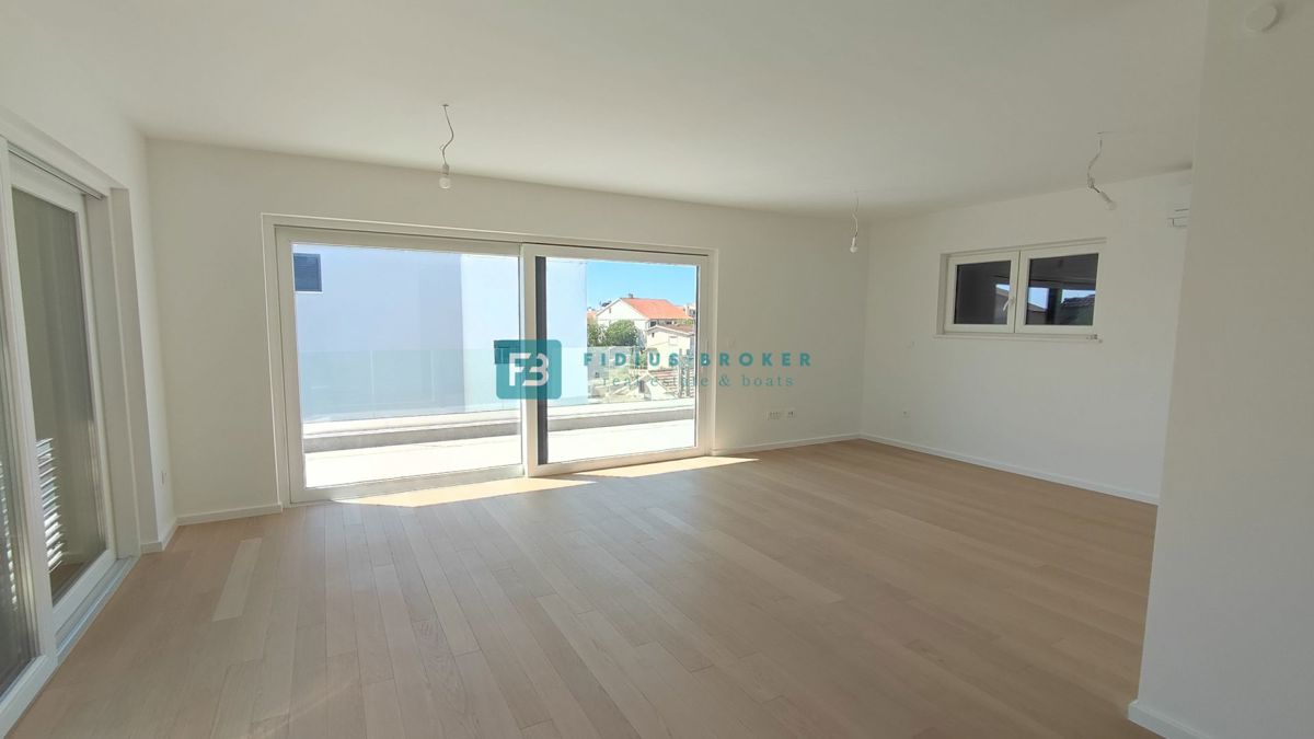 VODICE, novo, 2. nadstropje + strešna terasa, dvigalo, 250 m do obale, panoramski pogled na morje