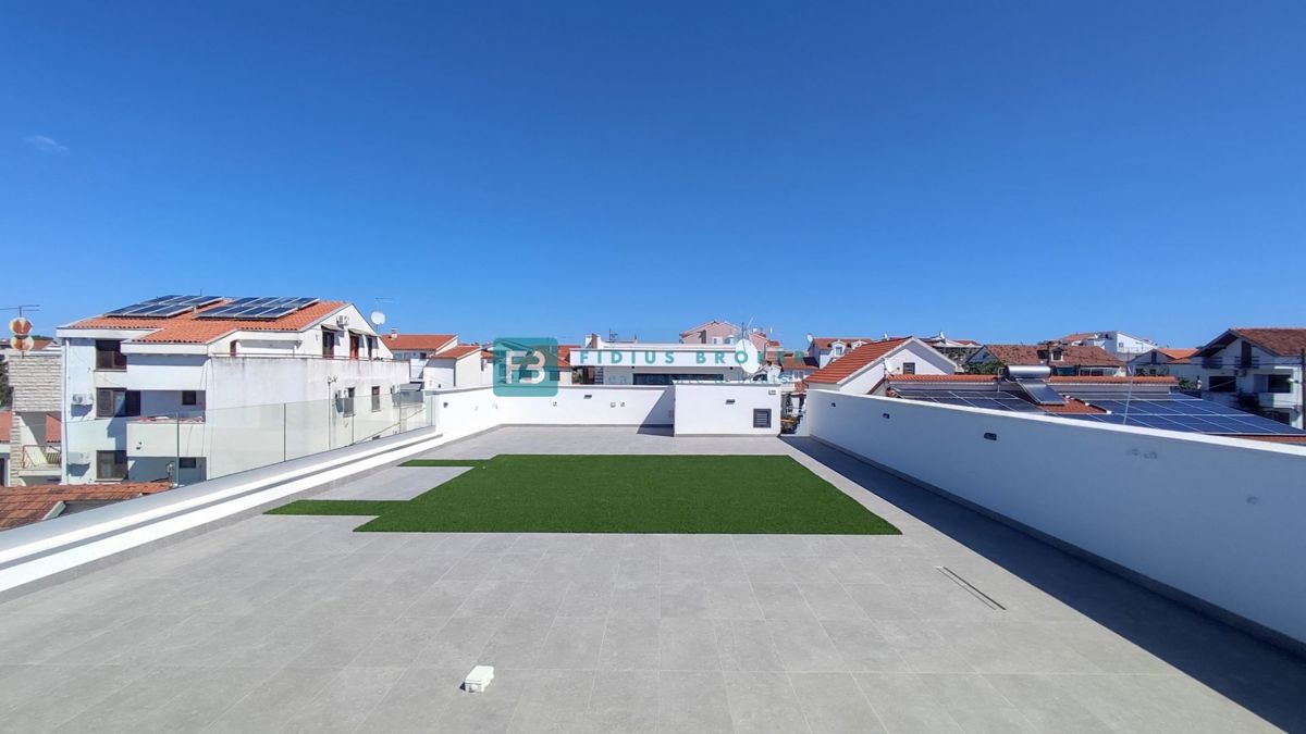 VODICE, novo, 2. nadstropje + strešna terasa, dvigalo, 250 m do obale, panoramski pogled na morje