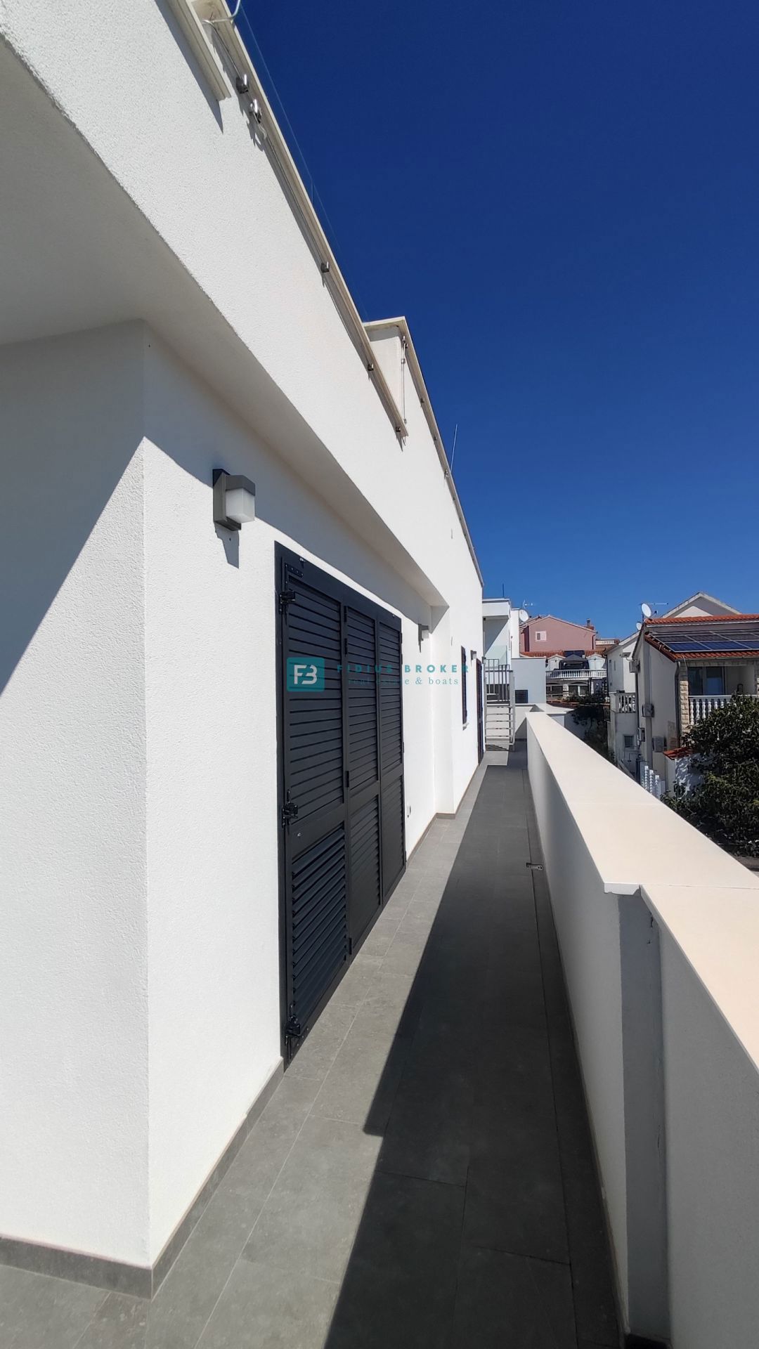 VODICE, novo, 2. nadstropje + strešna terasa, dvigalo, 250 m do obale, panoramski pogled na morje