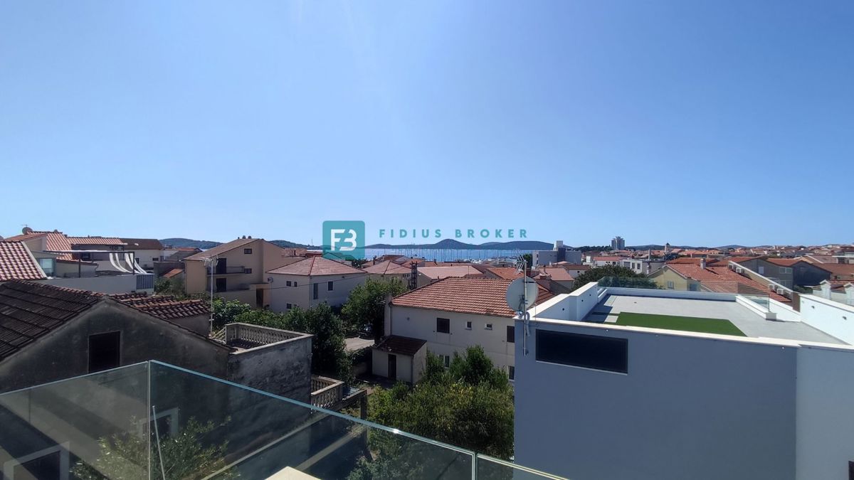 VODICE, novo, 2. nadstropje + strešna terasa, dvigalo, 250 m do obale, panoramski pogled na morje