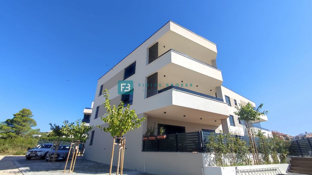 VODICE, novogradnja, 2. nadstropje, 400 m od plaže, pogled na more