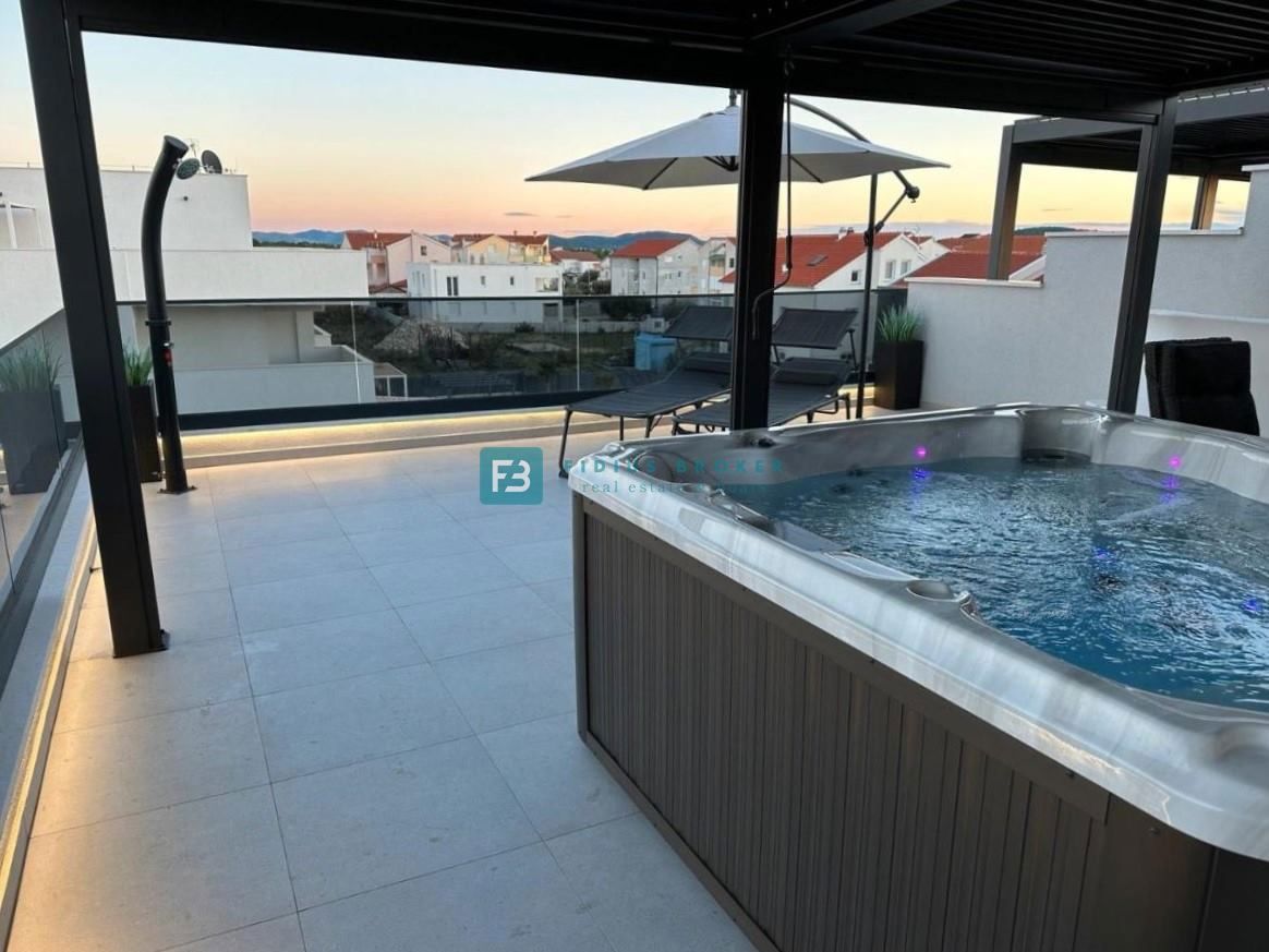 VODICE, nova, opremljena hiša, 2 ločena apartmaja, vrt, strešna terasa, jacuzzi